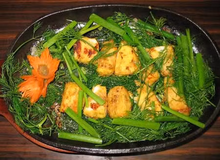 Chả cá tốt nhất là làm bằng cá chiên hoặc cá lăng. Hai loài cá này thường sinh sống, vẫy vùng trên sông Hồng. Chả cá tốt nhất là làm bằng cá chiên hoặc cá lăng. Hai loài cá này thường sinh sống, vẫy vùng trên sông Hồng.