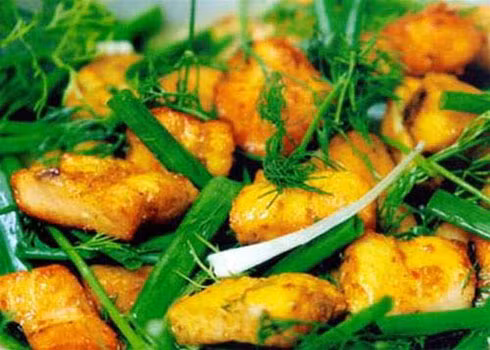 Ðầu, xương và da để nấu canh chua. Còn miếng thịt cá được ướp gia vị, mì chính, hạt tiêu, nước riềng và nước nghệ, ít nước mẻ loãng (nếu không có nước mẻ thì dùng dấm bỗng). Thời gian ướp ít nhất cũng từ một đến hai giờ. Ðầu, xương và da để nấu canh chua. Còn miếng thịt cá được ướp gia vị, mì chính, hạt tiêu, nước riềng và nước nghệ, ít nước mẻ loãng (nếu không có nước mẻ thì dùng dấm bỗng). Thời gian ướp ít nhất cũng từ một đến hai giờ.