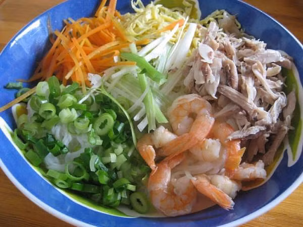 Một bát bún thang gồm bún rối trắng tinh với trứng tráng thật mỏng, thái chỉ tơ. Thịt gà có lườn trắng, đùi nâu, da vàng óng, xé nhỏ. Giò lụa thái chỉ, đặt ở một góc kèm theo một chút củ cải khô đã ngâm kỹ và tẩm nước mắm, dấm cho vừa ăn. Trên cùng là rau răm, rau mùi, hành hoa, hành củ. Và có lẽ không nên thiếu một chút xíu mắm tôm cho đậm đà món bún. Một bát bún thang gồm bún rối trắng tinh với trứng tráng thật mỏng, thái chỉ tơ. Thịt gà có lườn trắng, đùi nâu, da vàng óng, xé nhỏ. Giò lụa thái chỉ, đặt ở một góc kèm theo một chút củ cải khô đã ngâm kỹ và tẩm nước mắm, dấm cho vừa ăn. Trên cùng là rau răm, rau mùi, hành hoa, hành củ. Và có lẽ không nên thiếu một chút xíu mắm tôm cho đậm đà món bún.