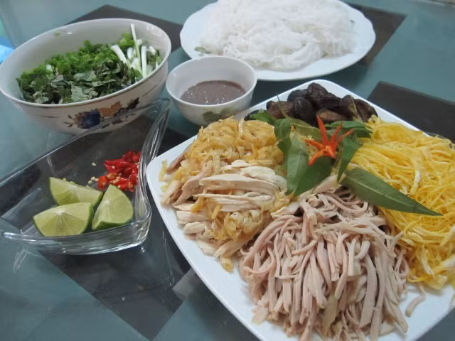 Thêm một lưu ý khi thưởng thức món bún này là cà cuống. Chỉ cần 1,2 giọt cà cuống, bát bún thang trở nên ngây ngất, quyến rũ người ăn đến từng giọt cuối cùng. Thêm một lưu ý khi thưởng thức món bún này là cà cuống. Chỉ cần 1,2 giọt cà cuống, bát bún thang trở nên ngây ngất, quyến rũ người ăn đến từng giọt cuối cùng.