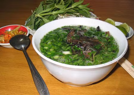Miến đem rửa, luộc mềm, vớt ra cho vào bát. Những miếng thịt lươn phô màu vàng óng của da được đem xào cho săn lại rồi sắp lên bát miến. Rắc hành hoa và rau răm thái nhỏ lên rồi chan nước dùng. Nước dùng lươn mầu nâu nâu, ngọt trên mức bình thường, chỉ chan sâm sấp chứ không chan quá ngập. Cuối cùng rắc hạt tiêu. Đấy là cách người Hà Nội dọn cho bạn món miến lươn nổi danh của miền châu thổ sông Hồng. Miến đem rửa, luộc mềm, vớt ra cho vào bát. Những miếng thịt lươn phô màu vàng óng của da được đem xào cho săn lại rồi sắp lên bát miến. Rắc hành hoa và rau răm thái nhỏ lên rồi chan nước dùng. Nước dùng lươn mầu nâu nâu, ngọt trên mức bình thường, chỉ chan sâm sấp chứ không chan quá ngập. Cuối cùng rắc hạt tiêu. Đấy là cách người Hà Nội dọn cho bạn món miến lươn nổi danh của miền châu thổ sông Hồng.