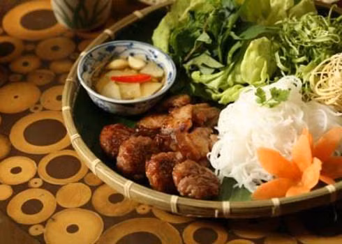 3.Bún chả "Phở được biết đến là món ăn nổi tiếng nhất Việt Nam, song bún chả lại là sự lựa chọn hàng đầu trong bữa cơm trưa của người dân thủ đô Hà Nội" 3.Bún chả "Phở được biết đến là món ăn nổi tiếng nhất Việt Nam, song bún chả lại là sự lựa chọn hàng đầu trong bữa cơm trưa của người dân thủ đô Hà Nội"