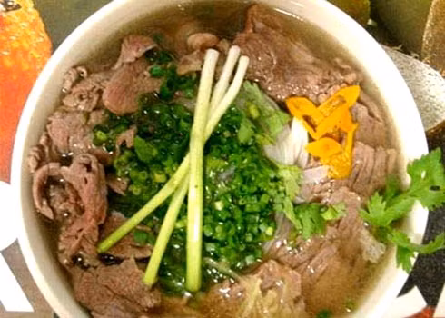 Bát phở thơm lựng, ngọt ngây. Nước lèo ngọt vị xương bò hầm, thơm mùi thịt bò vừa tới độ chín, thịt vừa dẻo lại không dai. Màu nước phở trong, bánh phở mỏng và mềm. Chỉ húp một tý nước thôi đã thấy tỉnh người. Thịt thì mềm, bánh thì dẻo, thỉnh thoảng lại thấy cái cay dịu của gừng, cái cay nồng của ớt. Bát phở thơm lựng, ngọt ngây. Nước lèo ngọt vị xương bò hầm, thơm mùi thịt bò vừa tới độ chín, thịt vừa dẻo lại không dai. Màu nước phở trong, bánh phở mỏng và mềm. Chỉ húp một tý nước thôi đã thấy tỉnh người. Thịt thì mềm, bánh thì dẻo, thỉnh thoảng lại thấy cái cay dịu của gừng, cái cay nồng của ớt.