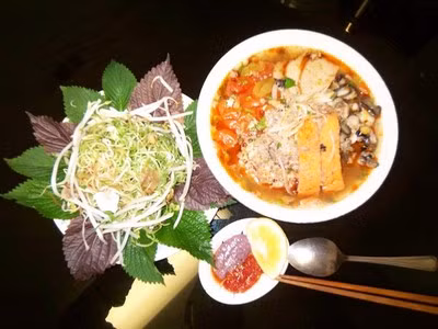 4. Bún ốc Có câu "Ốc tháng mười, người Hà Nội", bởi đúng thời gian đó ốc mới ngọt, giòn, béo nhưng quanh năm, cứ sáng ra, là có rất nhiều hàng bún ốc xuất hiện khắp các con phố to, ngõ nhỏ. Tuy nhiên, người sành ăn cũng rất kén hàng. 4. Bún ốc Có câu "Ốc tháng mười, người Hà Nội", bởi đúng thời gian đó ốc mới ngọt, giòn, béo nhưng quanh năm, cứ sáng ra, là có rất nhiều hàng bún ốc xuất hiện khắp các con phố to, ngõ nhỏ. Tuy nhiên, người sành ăn cũng rất kén hàng.