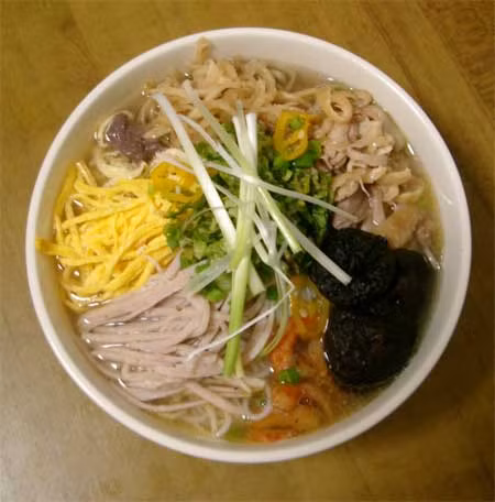 Chữ thang ở đây là canh, nghĩa là bún chan từ một thứ nước canh đặc biệt bởi vì nồi nước dùng là linh hồn của món bún thang. Nó được ninh thật kỹ bằng xương gà, xương lợn và tôm he khô. Trong khi ninh phải trông chừng để vớt hết bọt cho nước thật trong. Thế mới giữ được chất đạm và vị ngọt tự nhiên cho nước dùng. Chữ thang ở đây là canh, nghĩa là bún chan từ một thứ nước canh đặc biệt bởi vì nồi nước dùng là linh hồn của món bún thang. Nó được ninh thật kỹ bằng xương gà, xương lợn và tôm he khô. Trong khi ninh phải trông chừng để vớt hết bọt cho nước thật trong. Thế mới giữ được chất đạm và vị ngọt tự nhiên cho nước dùng.