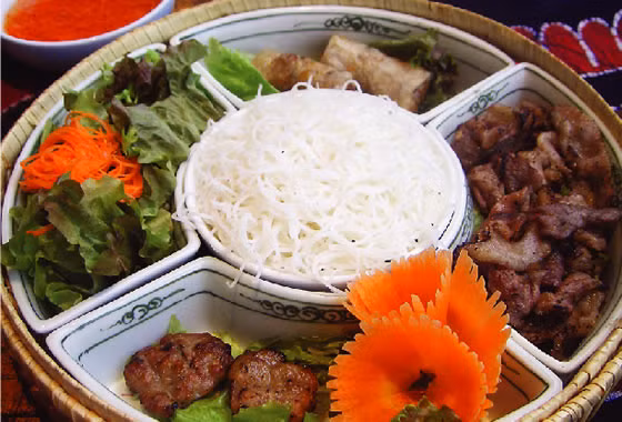 Chả thường có 2 loại: chả băm và chả miếng. Chả băm được làm từ thịt lợn nạc băm nhuyễn, ướp với muối, tiêu, nước mắm, đường, hành khô xắt nhuyễn, dầu thực vật hoặc mỡ nước. Chả thường có 2 loại: chả băm và chả miếng. Chả băm được làm từ thịt lợn nạc băm nhuyễn, ướp với muối, tiêu, nước mắm, đường, hành khô xắt nhuyễn, dầu thực vật hoặc mỡ nước.