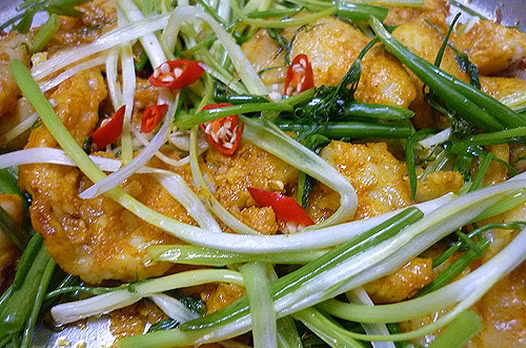 Khi ăn, dùng mỡ nước vừa rán đun thật sôi giội lên cá (món này phải ăn nóng). Nước chấm phải chế biến kỳ công, là mắm tôm hảo hạng, vắt chanh, một chút ớt cay, giầm nhẹ phảng phất cà cuống cho dậy mùi hấp dẫn. Khi ăn, dùng mỡ nước vừa rán đun thật sôi giội lên cá (món này phải ăn nóng). Nước chấm phải chế biến kỳ công, là mắm tôm hảo hạng, vắt chanh, một chút ớt cay, giầm nhẹ phảng phất cà cuống cho dậy mùi hấp dẫn.