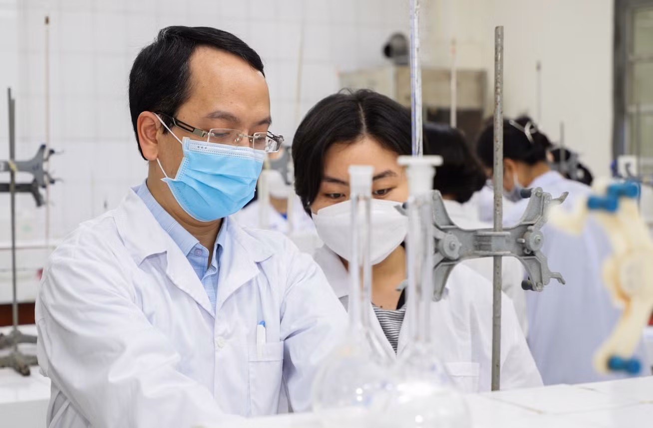 Sinh viên và giảng viên Trường Đại học Khoa học Tự nhiên, Đại học Quốc gia Hà Nội trong giờ thực hành (Nguồn: Fanpage nhà trường).