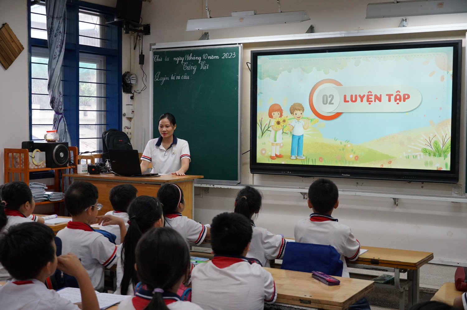 Thực hiện Chương trình Giáo dục phổ thông 2018, việc đổi mới phương pháp, kỹ thuật giảng dạy, nhất là việc ứng dụng công nghệ thông tin trong dạy học và quản lý đã góp phần giúp học sinh phát triển toàn diện phẩm chất và năng lực (Ảnh: Phạm Linh) Thực hiện Chương trình Giáo dục phổ thông 2018, việc đổi mới phương pháp, kỹ thuật giảng dạy, nhất là việc ứng dụng công nghệ thông tin trong dạy học và quản lý đã góp phần giúp học sinh phát triển toàn diện phẩm chất và năng lực (Ảnh: Phạm Linh)