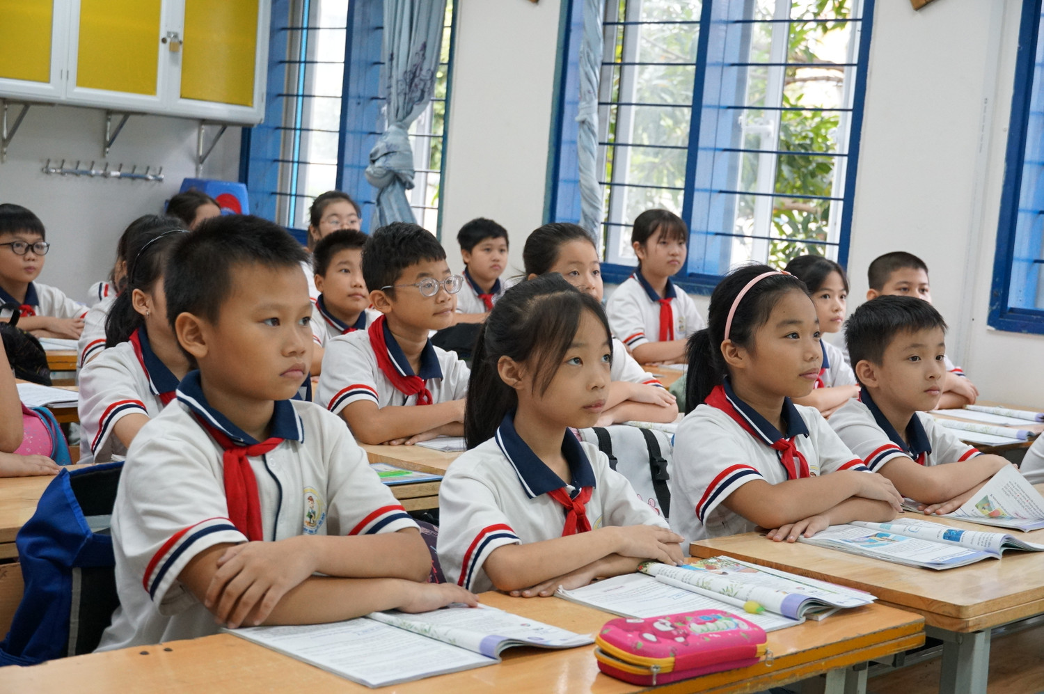 Học sinh chăm chú lắng nghe và tương tác cùng giáo viên trong tiết học (Ảnh: Phạm Linh) Học sinh chăm chú lắng nghe và tương tác cùng giáo viên trong tiết học (Ảnh: Phạm Linh)