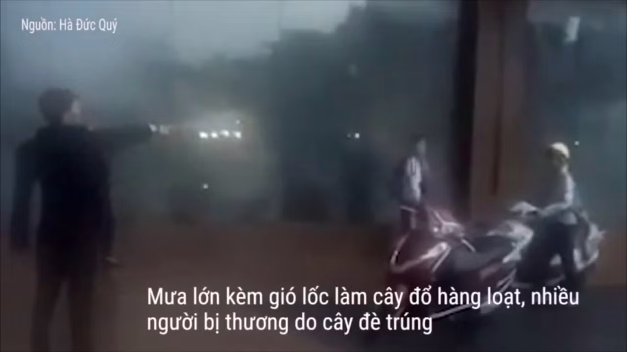 Hình ảnh nhân viên Grand Plaza đuổi người trú mưa được ghi lại (Nguồn: Hà Đức Quý) Hình ảnh nhân viên Grand Plaza đuổi người trú mưa được ghi lại (Nguồn: Hà Đức Quý)