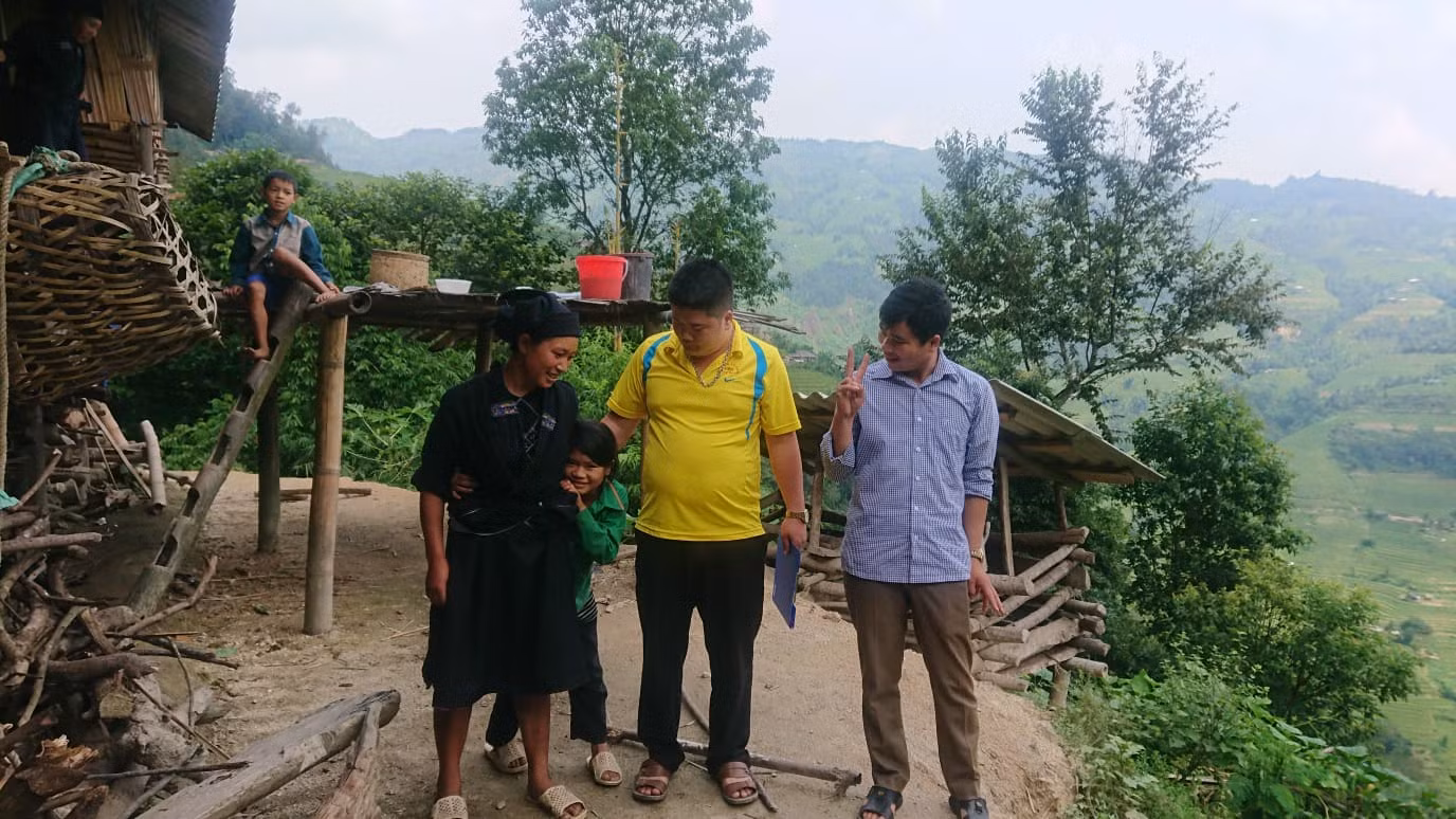 Ly Thị Óng sẽ đến trường cùng chúng bạn, nhưng hành trình để Óng đến lớp cần tấm chân tình của người thầy vùng cao. (Ảnh: Nguyễn Toan) Ly Thị Óng sẽ đến trường cùng chúng bạn, nhưng hành trình để Óng đến lớp cần tấm chân tình của người thầy vùng cao. (Ảnh: Nguyễn Toan)
