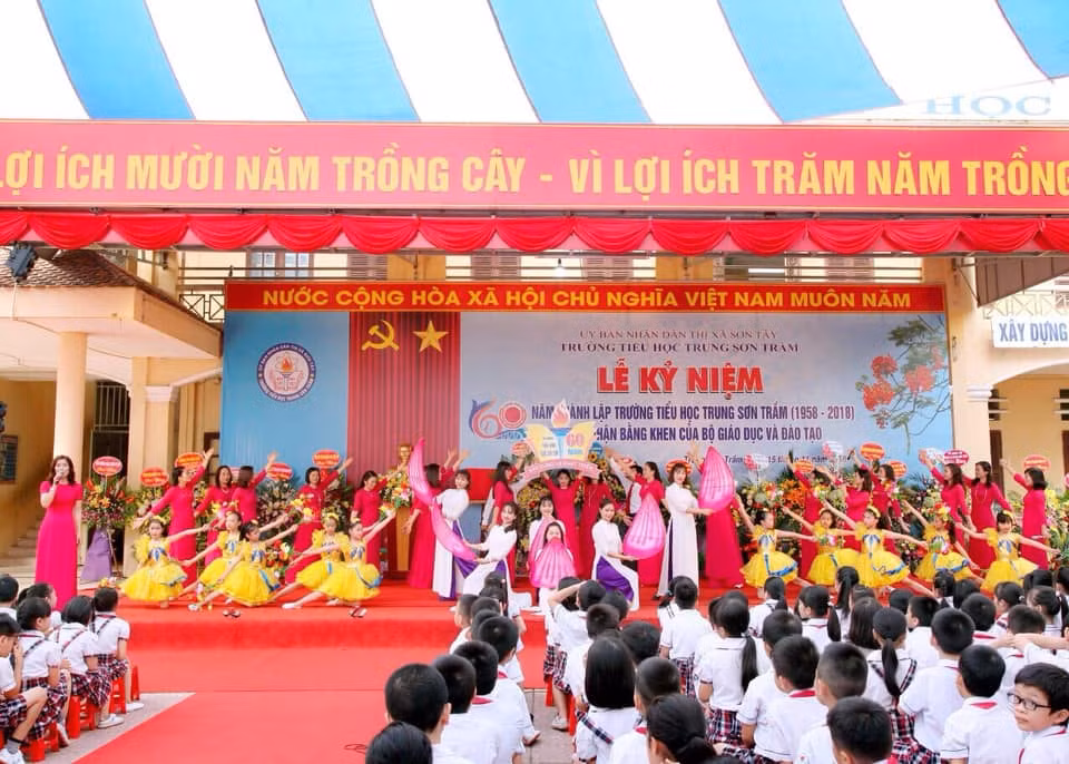 Lễ kỷ niệm 60 năm ngày thành lập của trường Trung Sơn Trầm. (Ảnh Trường Tiểu học Trung Sơn Trầm)