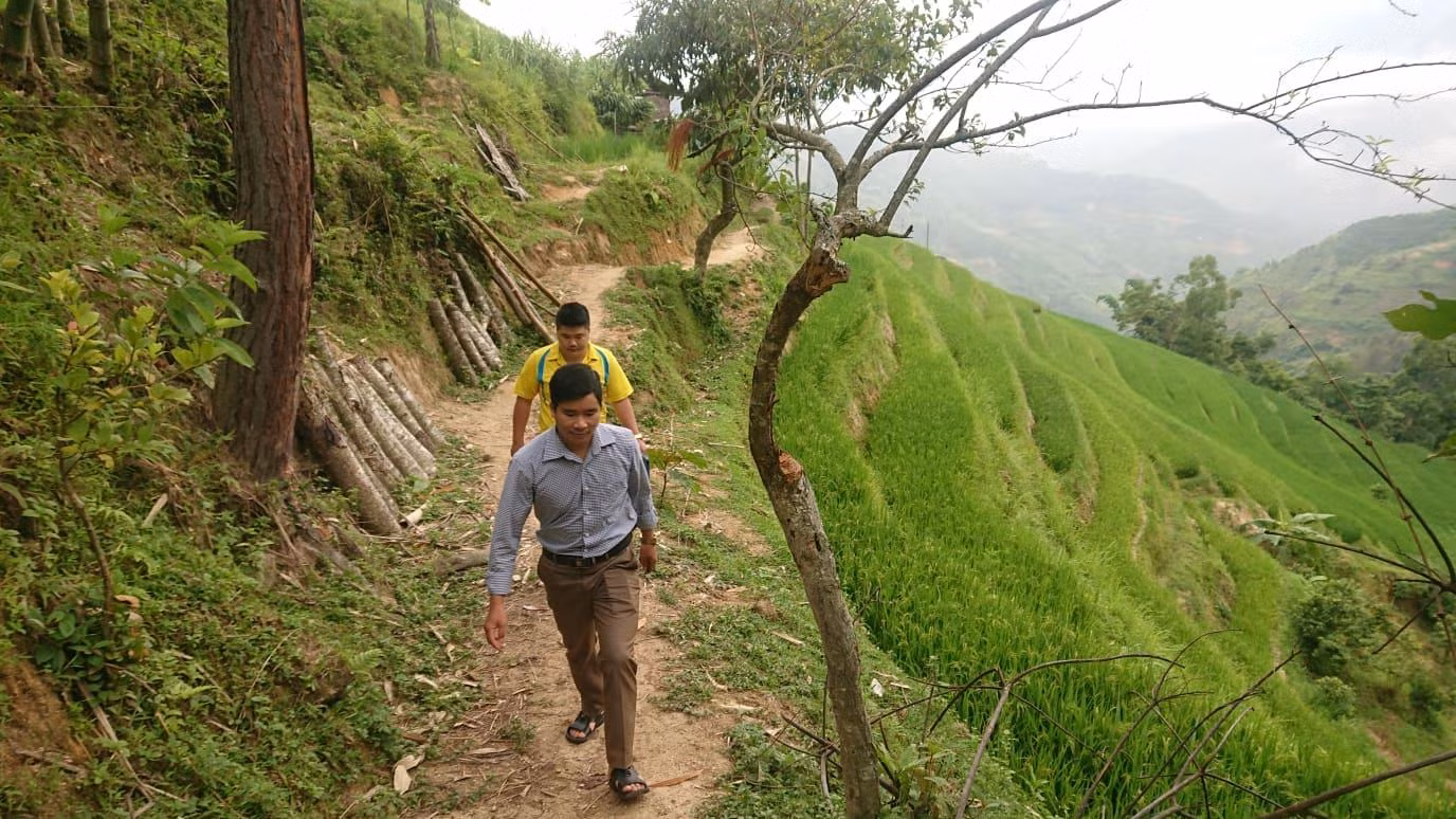 Đường vào nhà Óng là quãng đường đi bộ 2 Km đường núi, quanh những nương lúa chín. (Ảnh: Nguyễn Toan) Đường vào nhà Óng là quãng đường đi bộ 2 Km đường núi, quanh những nương lúa chín. (Ảnh: Nguyễn Toan)
