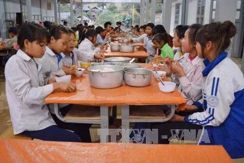 Bữa ăn bán trú góp phần giúp đỡ các em học sinh đỡ vất vả, yên tâm học tập. Ảnh:Công Luật/TTXVN