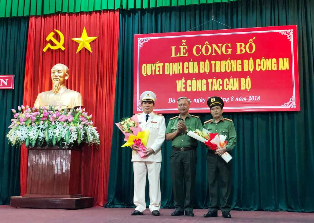 Thiếu tướng Vũ Xuân Viên (áo trắng, bên trái) được bổ nhiệm làm giám đốc công an Đà Nẵng. Thiếu tướng Vũ Xuân Viên (áo trắng, bên trái) được bổ nhiệm làm giám đốc công an Đà Nẵng.