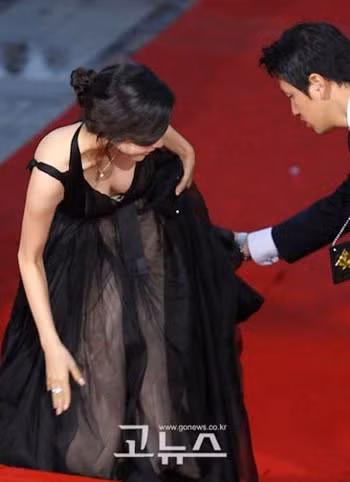 Han Chae Young chật vật với chiếc váy dài, và không tránh được sự cố "vồ ếch" với bộ váy này của mình Han Chae Young chật vật với chiếc váy dài, và không tránh được sự cố "vồ ếch" với bộ váy này của mình