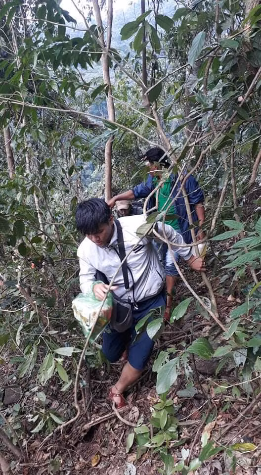 Muốn vào trường Tiểu học và Trung học cơ sở Hướng Việt phải chui rừng vượt núi như thế này.