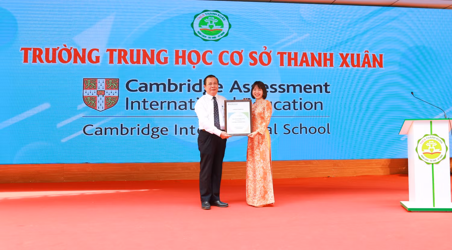Tiến sĩ Lê Ngọc Quang - Phó Giám đốc Sở Giáo dục và Đào tạo Hà Nội trao chứng nhận trường Quốc tế Cambridge cho trường Trung học cơ sở Thanh Xuân. Ảnh: X.H Tiến sĩ Lê Ngọc Quang - Phó Giám đốc Sở Giáo dục và Đào tạo Hà Nội trao chứng nhận trường Quốc tế Cambridge cho trường Trung học cơ sở Thanh Xuân. Ảnh: X.H