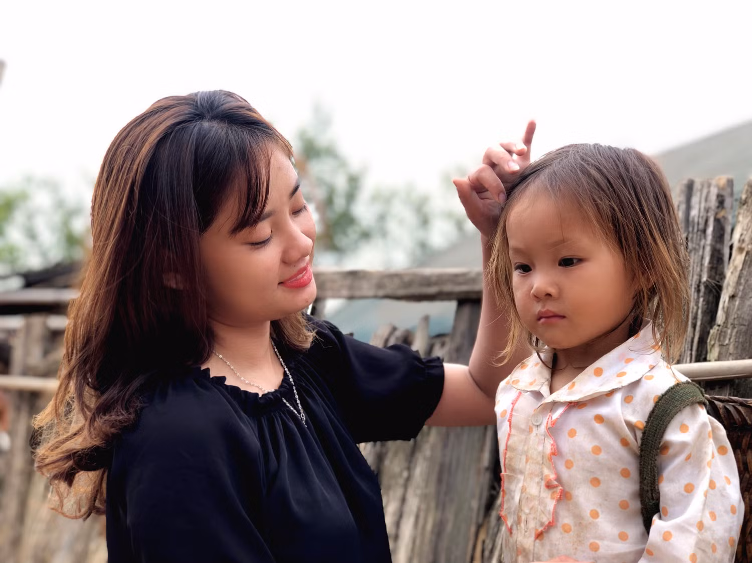 Tình yêu thương học trò giúp cô giáo trẻ vượt qua muôn vàn khó khăn để tiếp tục hành trình cõng chữ lên non cao. Ảnh: NVCC