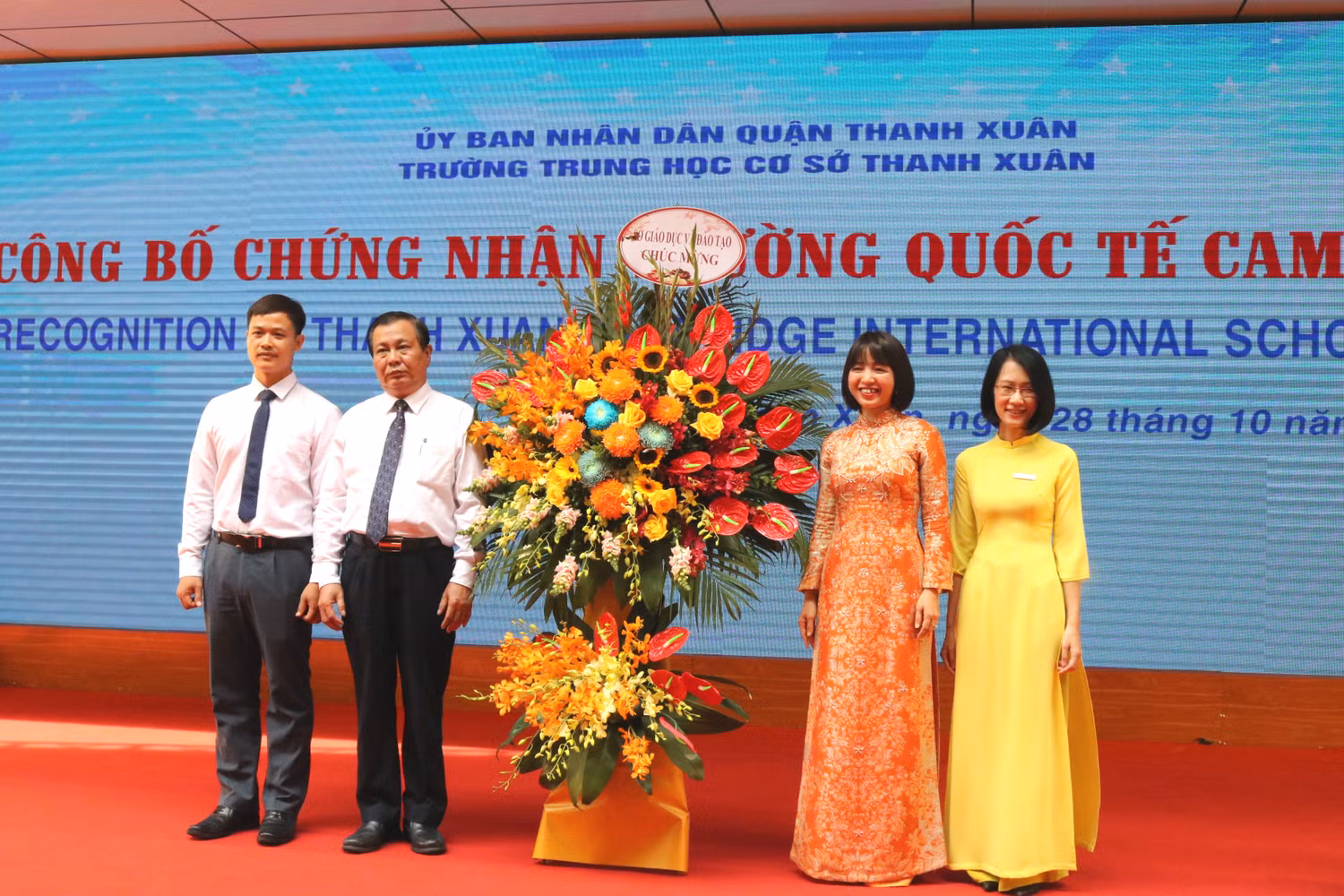 Lãnh đạo Sở Giáo dục và Đào tạo Hà Nội tặng hoa chúc mừng nhà trường. Ảnh: Đ.T Lãnh đạo Sở Giáo dục và Đào tạo Hà Nội tặng hoa chúc mừng nhà trường. Ảnh: Đ.T
