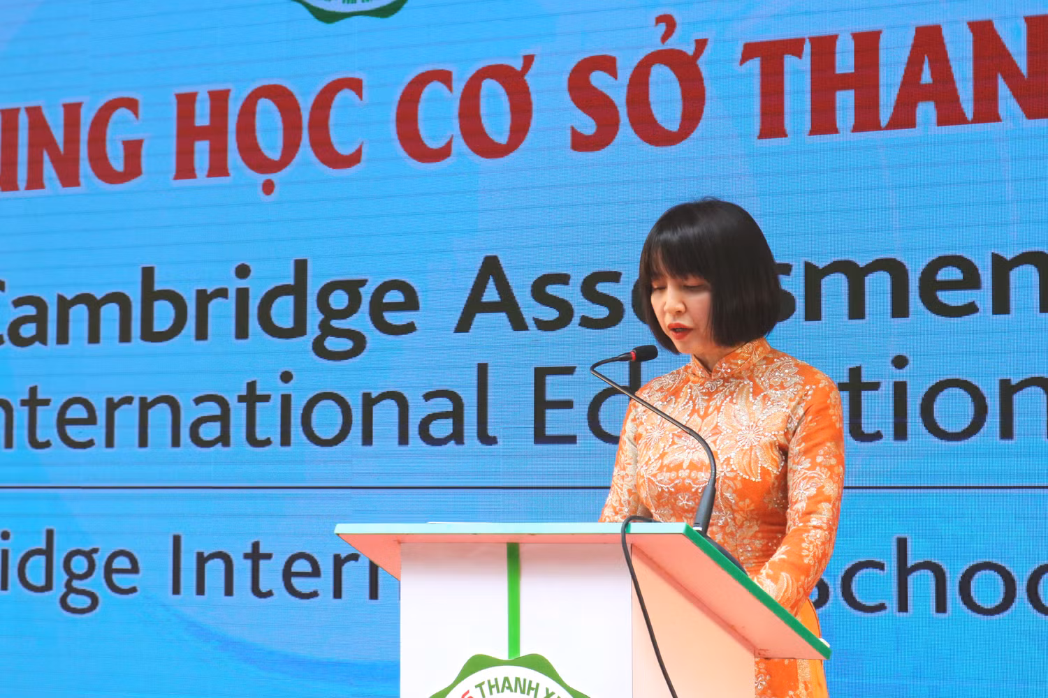 Cô Ngô Thị Diệp Lan - Hiệu trưởng nhà trường đã báo cáo kết quả của quá trình xây dựng trở thành trường Quốc tế Cambridge của trường Trung học cơ sở Thanh Xuân. Ảnh: Đ.T Cô Ngô Thị Diệp Lan - Hiệu trưởng nhà trường đã báo cáo kết quả của quá trình xây dựng trở thành trường Quốc tế Cambridge của trường Trung học cơ sở Thanh Xuân. Ảnh: Đ.T