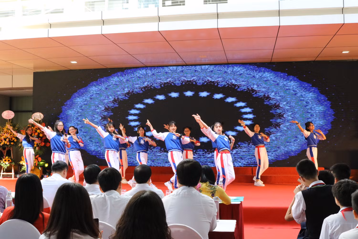 Một tiết mục văn nghệ của câu lạc bộ music club. Ảnh: Đ.T Một tiết mục văn nghệ của câu lạc bộ music club. Ảnh: Đ.T