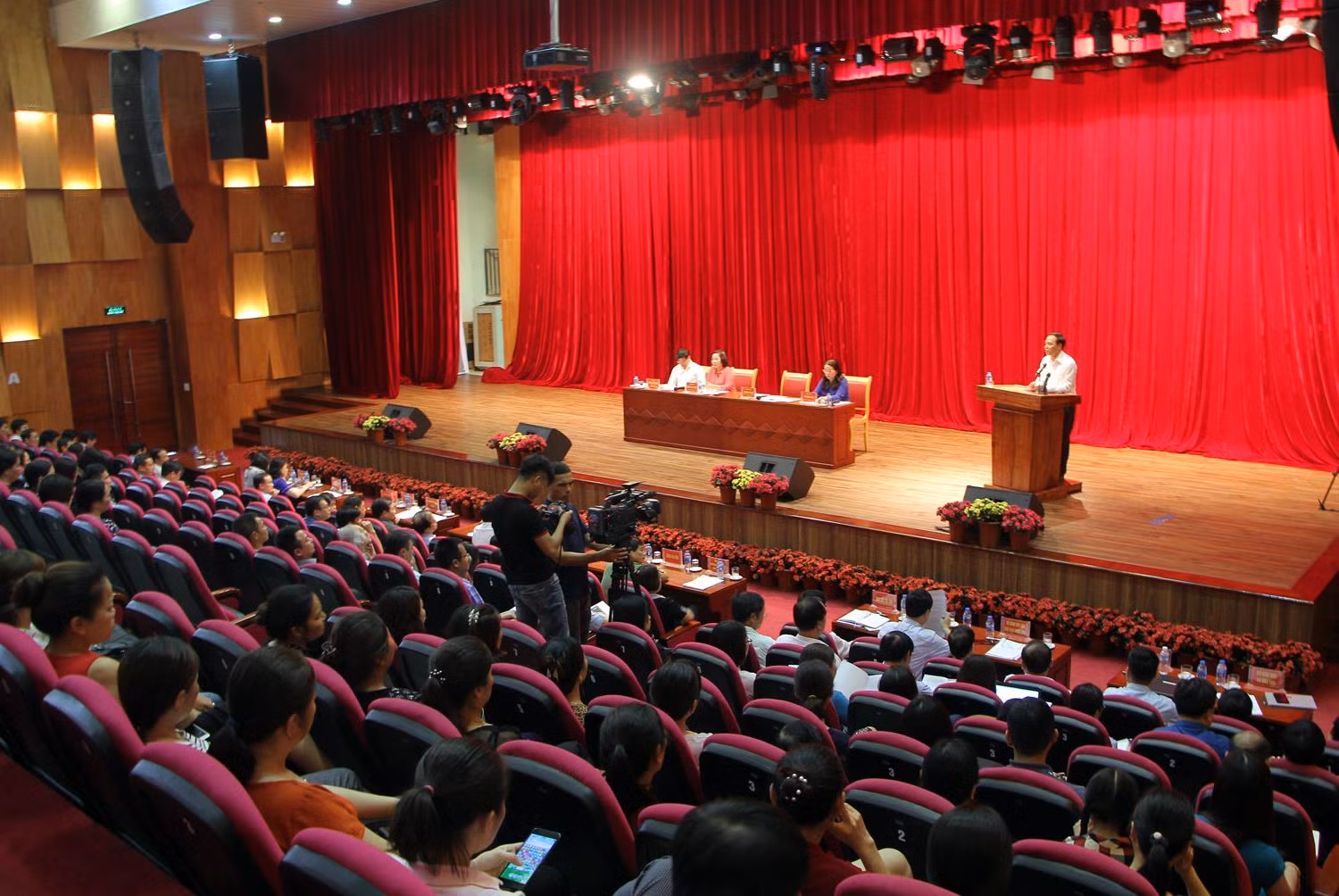 Ủy ban nhân dân tỉnh Quảng Ninh đối thoại với phụ huynh, học sinh Trường Trung học phổ thông Tiên Yên về việc chuyển trường này sang địa điểm mới (Ảnh: Lã Tiến)