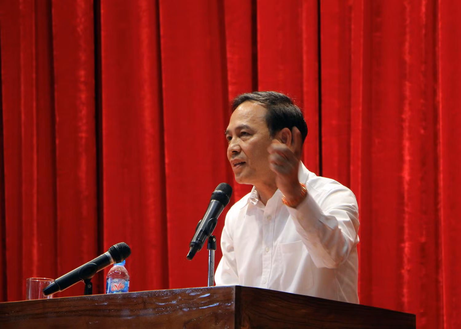 Ông Đặng Huy Hậu, Phó chủ tịch Thường trực Ủy ban nhân dân tỉnh Quảng Ninh kết luận tạm dừng việc chuyển trường Trung học phổ thông Tiên Yên để nghiên cứu lại phương án chuyển trường (Ảnh: Lã Tiến)