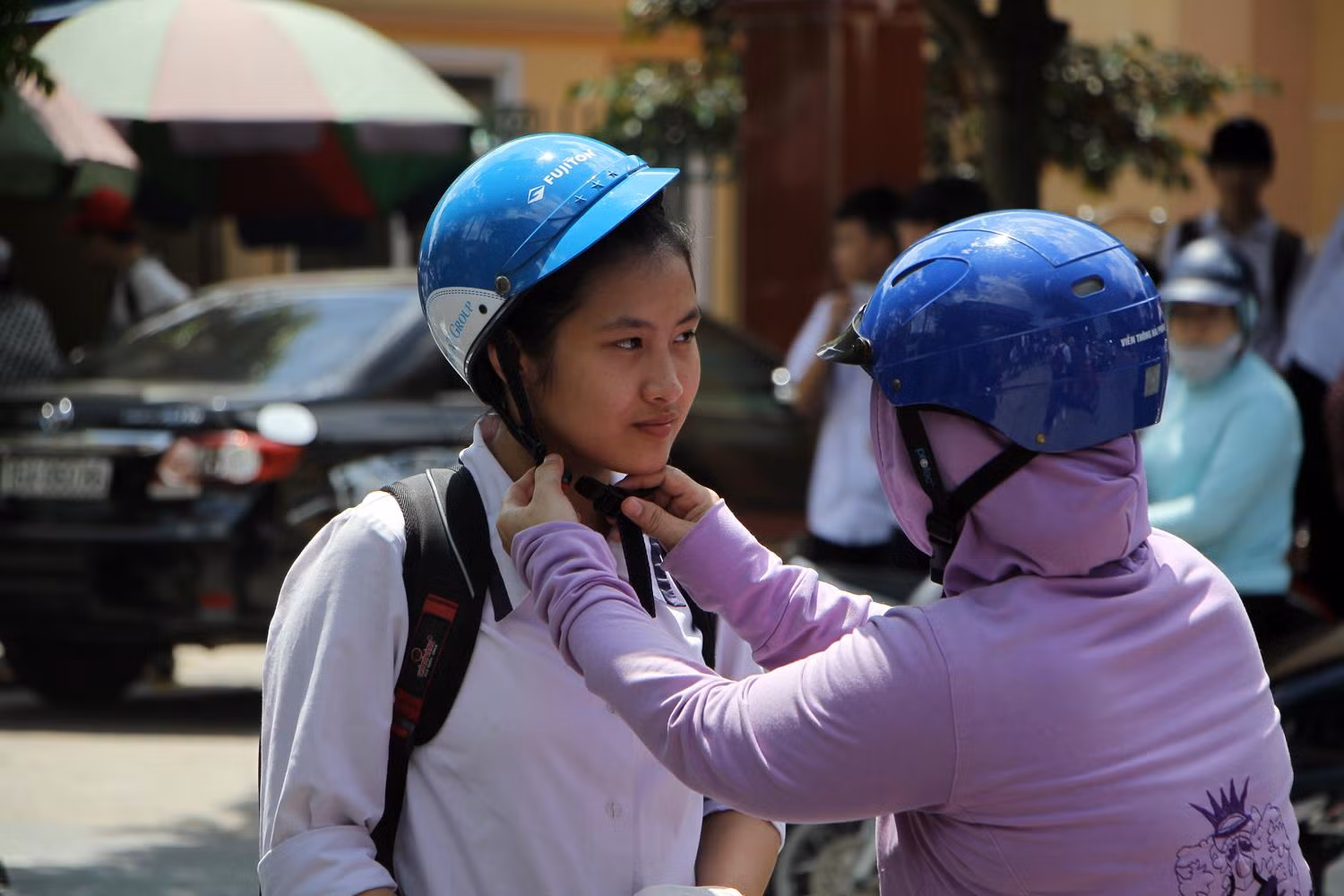 Thí sinh làm bài thi xong được các phụ huynh đưa về nhà nghỉ ngơi. (Ảnh: Lã Tiến)