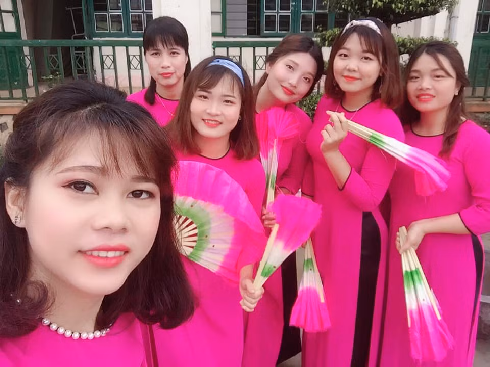 Cô giáo La Thị Oanh (ngoài cùng bên trái) bị chấm dứt hợp đồng từ 1/6 (Ảnh nhân vật cung cấp) Cô giáo La Thị Oanh (ngoài cùng bên trái) bị chấm dứt hợp đồng từ 1/6 (Ảnh nhân vật cung cấp)