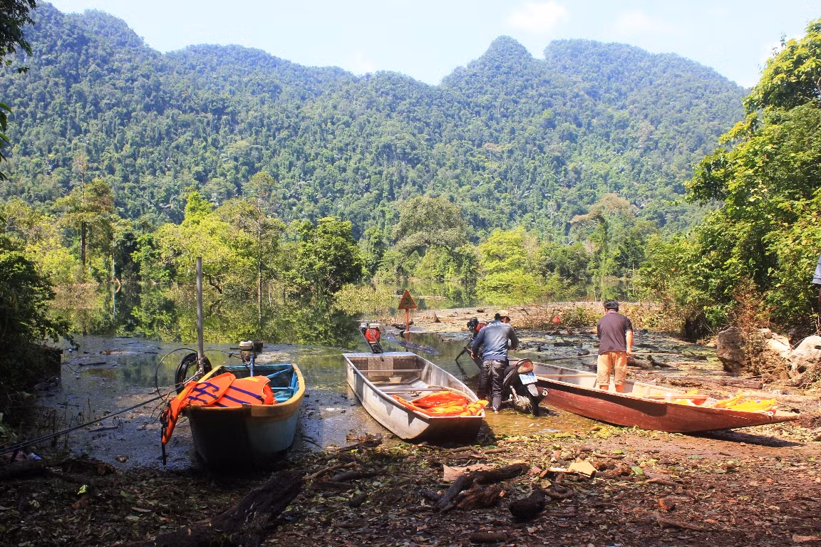 Những chuyến đò băng qua vùng ngập lụt sâu của thầy cô giáo luôn tiềm ẩn những nguy hiểm, rủi ro.
