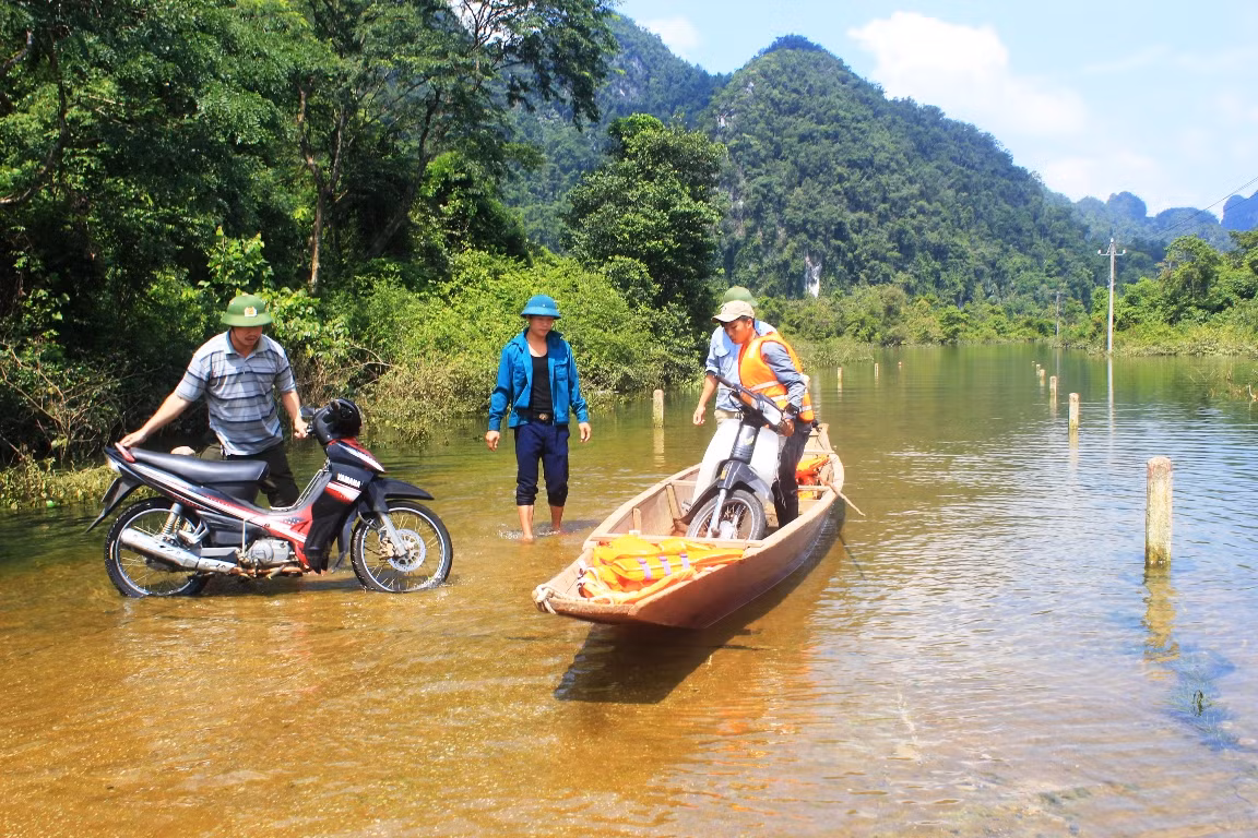Tuyến đường dẫn vào các điểm trường bị nước lũ bao vây, chỉ còn cách di chuyển bằng đò.