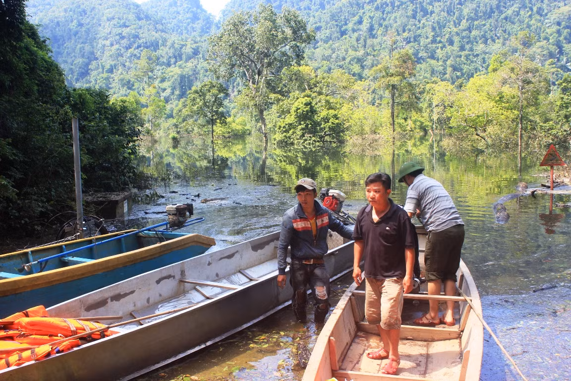 Phương tiện giao thông duy nhất để rời khỏi các bản làng người Rục là đò.