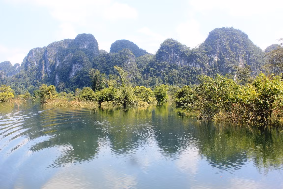 Những dãy núi đá dựng đứng bao vây khiến nước lũ không thể thoát nhanh, gây ngập lụt cả tháng trời.