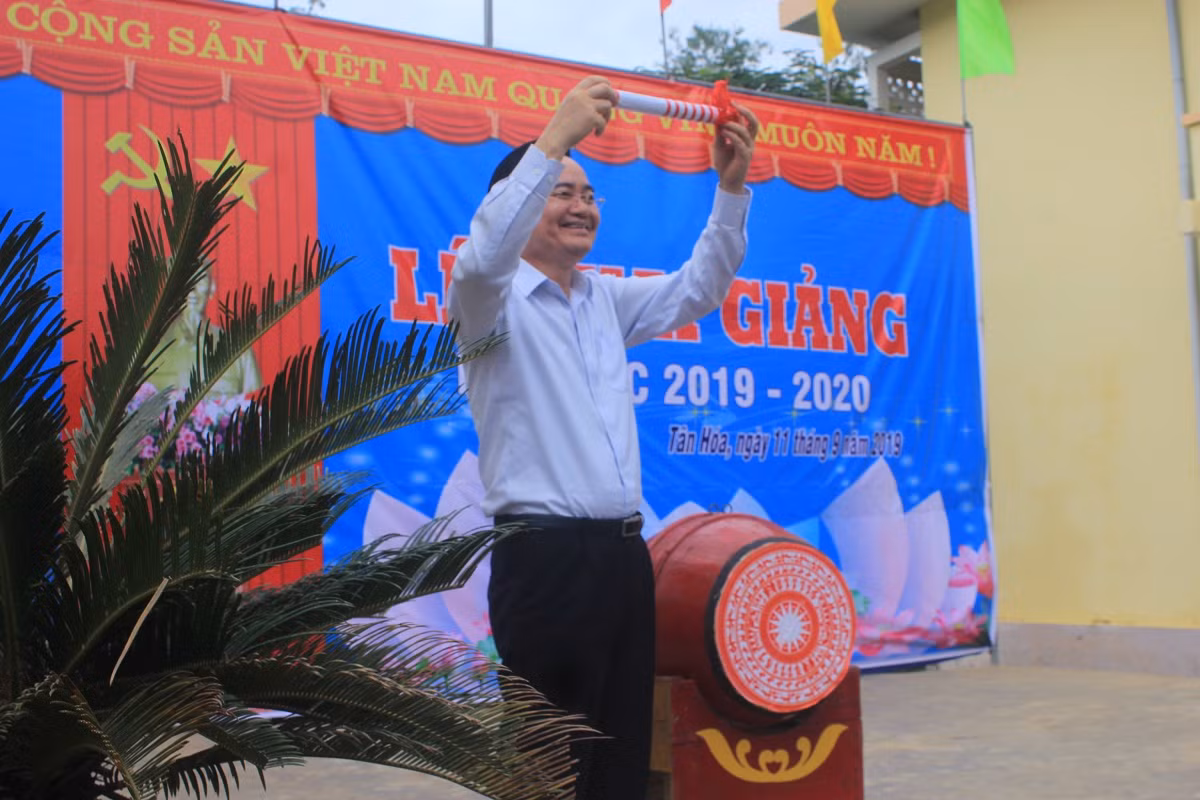 Tiếng trống khai trường ở vùng lũ Tân Hóa vang lên muộn hơn so với các trường trên cả nước.