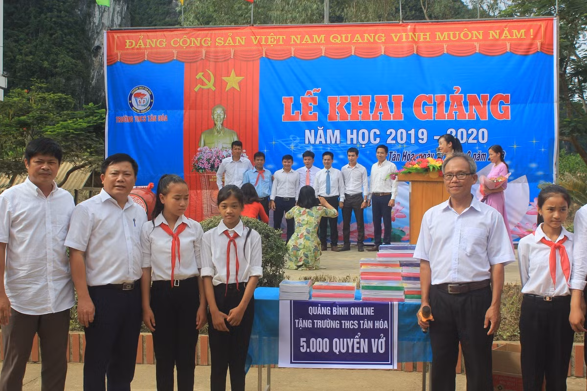 Đợt này, Bộ trưởng tặng 100 triệu đồng cho trường trung học cơ sở Tân Hóa và 4 bộ máy tính, trao tặng 400 triệu đồng cho ngành giáo dục tỉnh Quảng Bình.