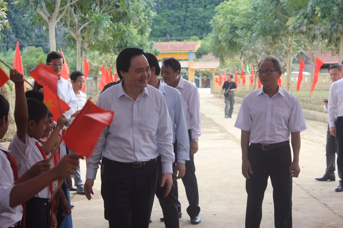 Đoàn công tác của Bộ giáo dục đã đến thăm Tân Hóa.