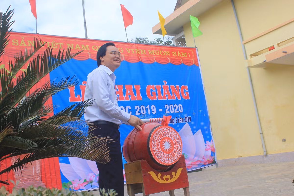 Bộ trưởng Phùng Xuân Nhạ đánh trống khai giảng năm học mới.