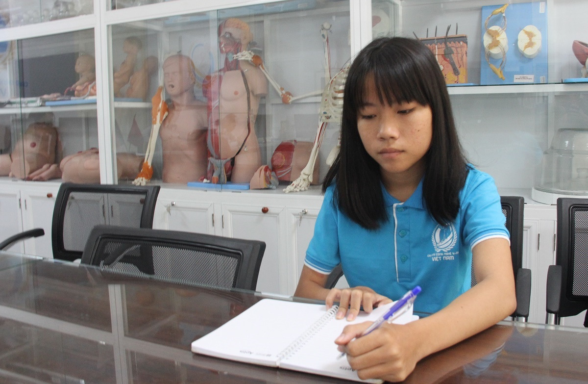 Sinh viên Nguyễn Thị Ngọc Liên đã nổ lực lên để thực hiện ước mơ lên giảng đường. Ảnh: AN Sinh viên Nguyễn Thị Ngọc Liên đã nổ lực lên để thực hiện ước mơ lên giảng đường. Ảnh: AN