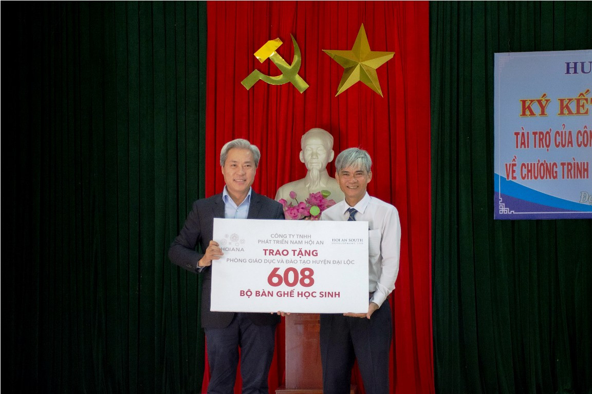 Chuyển giao thành 608 bộ bàn ghế học sinh cho 10 trường trung học cơ sở cho phòng giáo dục huyện Đại Lộc.