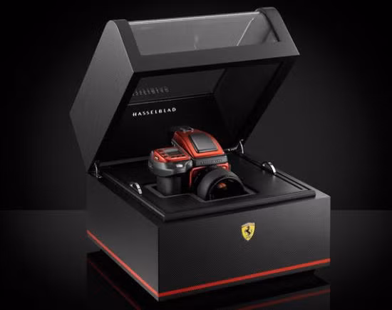 15. Hasselblad H4D Ferrari Limited Edition Giá bán: 28, 425 USD Phiên bản đặc biệt Hasselblad H4D Ferrari Edition được hoàn thành với màu sắc mới của Ferrari là "rosso fuoco" hay đỏ lửa. Các mẫu máy này sẽ được đi kèm với ống kính tiêu cự 80mm cùng lớp vỏ được dán nhãn Ferrari Racing Shield. Hasselblad H4D Ferrari Edition là sự kết hợp của hai trong số các thương hiệu mang tính biểu trưng của toàn châu Âu. Bộ đôi nhà sản xuất này đều bắt đầu khởi nghiệp từ năm 1950.Hasselblad H4D Ferrari Edition sản xuất với số lượng giới hạn là 499 chiếc