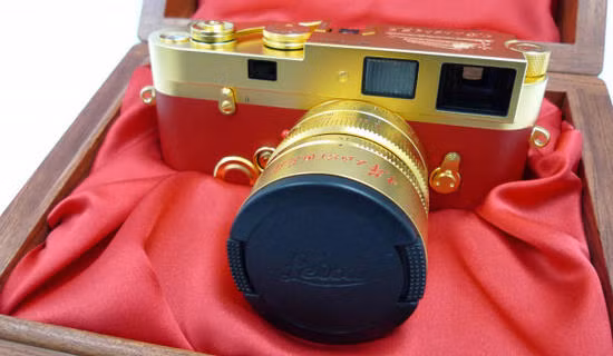 14. Leica dát vàng Giá bán: 30 nghìn USD Nhân dịp kỷ niệm 60 năm ngày quốc khánh nước CHDCND Trung Hoa, hãng Leica đã sản xuất 60 máy ảnh dát 24 cara vàng.Chỉ có 60 máy ảnh long lanh ánh vàng này được xuất xưởng, với ý nghĩa đánh dấu 60 năm Quốc khánh nước CHNDTH (1949 - 2009).Chiếc máy ảnh độc đáo này được đặt trong một chiếc hộp, trên máy có dòng chữ với câu nói của Chủ tịch Mao Trạch Đông “Long Live The People Republic Of China", ngoài ra trên máy còn có hình ảnh của quảng trường Thiên An Môn - một địa điểm nổi tiếng tại Bắc Kinh. Leica dát 24 cara vàng có ống kính Summilux- M 50mm f1/4m, chỉ được bán ở Trung Quốc Đại Lục.