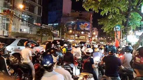 Đường CMT8, Q.3 bì ùn tắc nghiêm trọng khi lệnh cấm một số tuyến đường có hiệu lực (ảnh: T.Q)