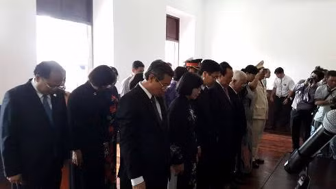 Đoàn đại biểu lãnh đạo TP.HCM dành một phút mặc niệm tưởng nhớ Bác Hồ (ảnh: T.Q) Đoàn đại biểu lãnh đạo TP.HCM dành một phút mặc niệm tưởng nhớ Bác Hồ (ảnh: T.Q)