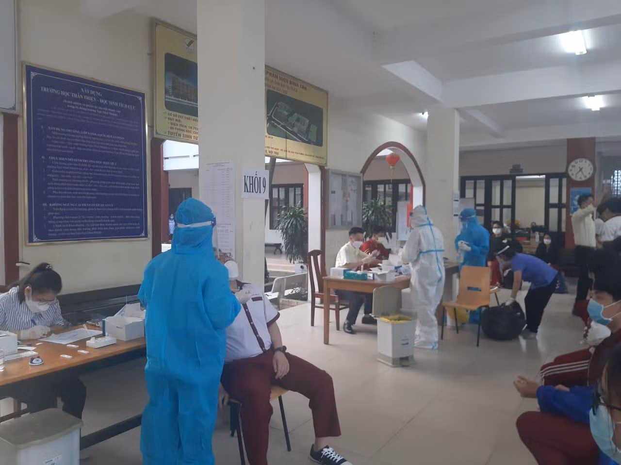 Học sinh Thành phố Hồ Chí Minh thực hiện việc xét nghiệm nhanh kháng nguyên SAR-CoV-2 (ảnh minh họa: P.L) Học sinh Thành phố Hồ Chí Minh thực hiện việc xét nghiệm nhanh kháng nguyên SAR-CoV-2 (ảnh minh họa: P.L)