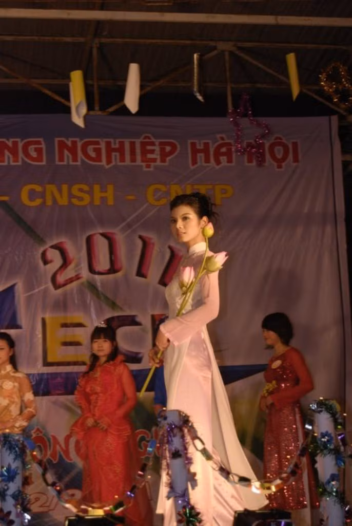 Tú Anh là người hay cười , vui vẻ và dễ gần