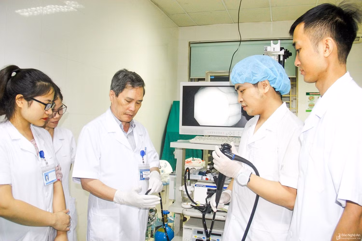 Phó Giáo sư, Bác sĩ Cao Trường Sinh chia sẻ kinh nghiệm với y bác sỹ, sinh viên tại Bệnh viện Đại học Y khoa Vinh. Nguồn: Báo Nghệ An Phó Giáo sư, Bác sĩ Cao Trường Sinh chia sẻ kinh nghiệm với y bác sỹ, sinh viên tại Bệnh viện Đại học Y khoa Vinh. Nguồn: Báo Nghệ An