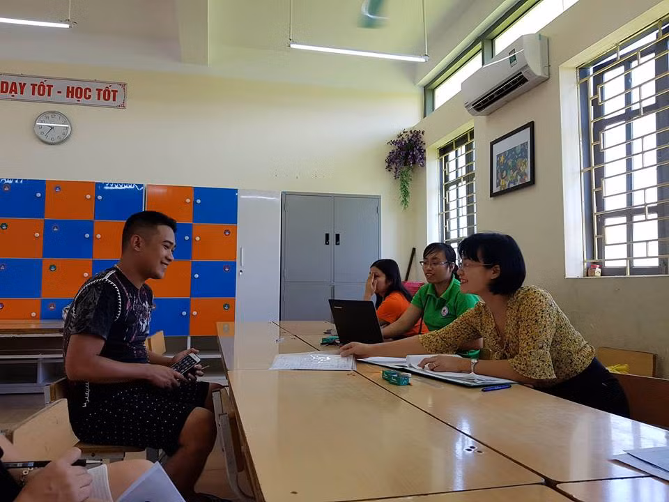Phụ huynh tới mua hồ sơ tuyển sinh tại Trường tiểu học Hùng Vương đều nhận được đơn "tự nguyện" tài trợ giáo dục (Ảnh: Lã Tiến).