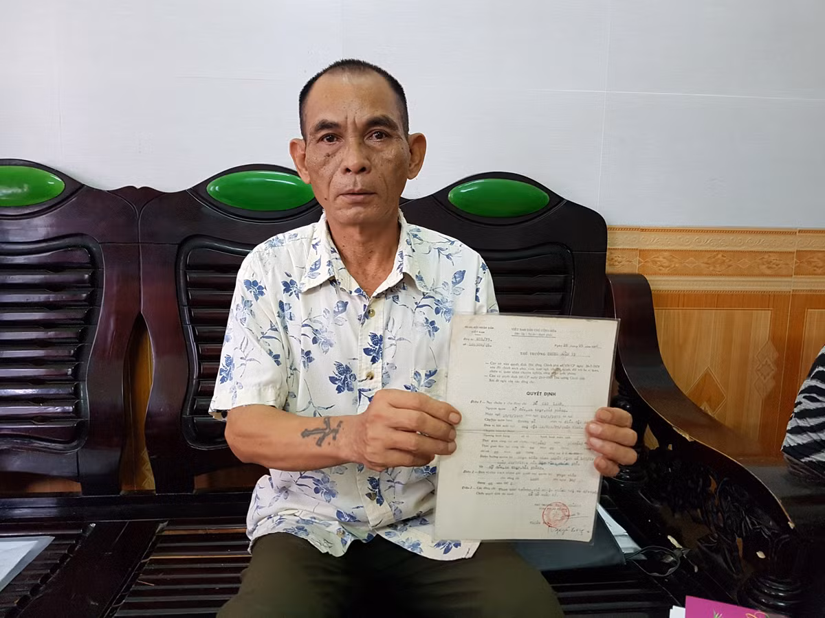 Ông Đỗ Cao Lanh (sinh năm 1950) với quyết định phục viên được cấp sau khi rời quân ngũ (Ảnh: Lã Tiến). Ông Đỗ Cao Lanh (sinh năm 1950) với quyết định phục viên được cấp sau khi rời quân ngũ (Ảnh: Lã Tiến).